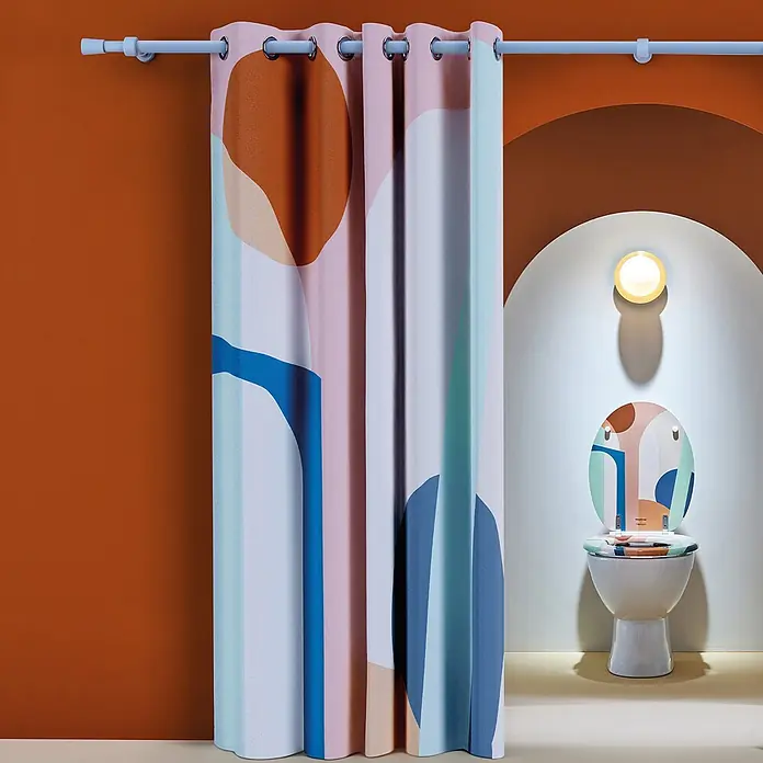 Tohaa Design Duschvorhang Roma - Florence Bourel -  - Bunter Duschvorhang mit abstraktem Muster an hellblauer Stange, verdeckt teilweise WC mit passendem Deckel.