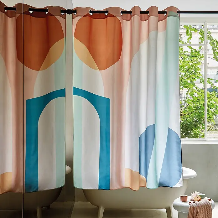 Tohaa Design Duschvorhang Roma - Florence Bourel -  - Bunter Duschvorhang mit abstraktem Geometriemuster in Orange, Pink, Blau und Weiß, über einer Badewanne hängend.