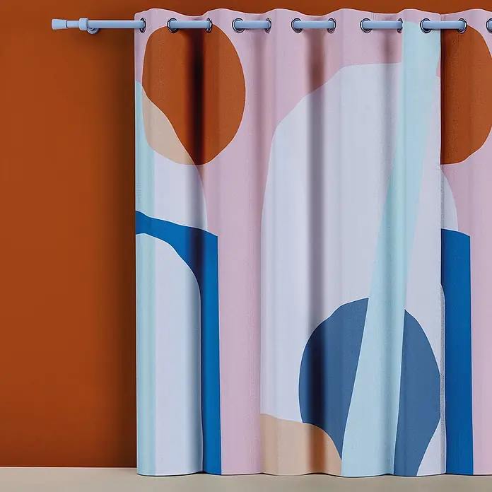 Tohaa Design Duschvorhang Roma - Florence Bourel -  - Ösenschal mit abstraktem geometrischem Muster in Rosa, Weiß und Blautönen, an hellblauer Stange vor oranger Wand.