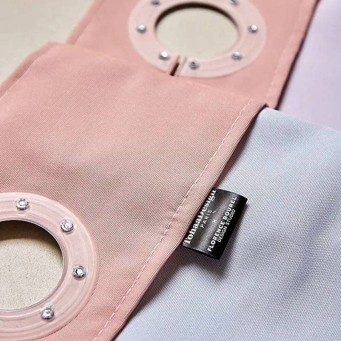 Tohaa Design Duschvorhang Roma - Florence Bourel -  - Nahaufnahme von zwei Stoffbahnen, eine rosa und eine hellblaue, mit transparenten Ösen, verziert mit Strasssteinen.