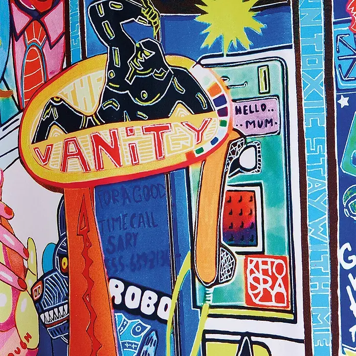 Tohaa Design Duschvorhang Love Story - Guive Khosravi -  - Eine lebendige Pop-Art-Illustration mit Schildern, Figuren und Text wie 'VANITY' und 'HELLO...MUM.', in kräftigen Primärfarben.