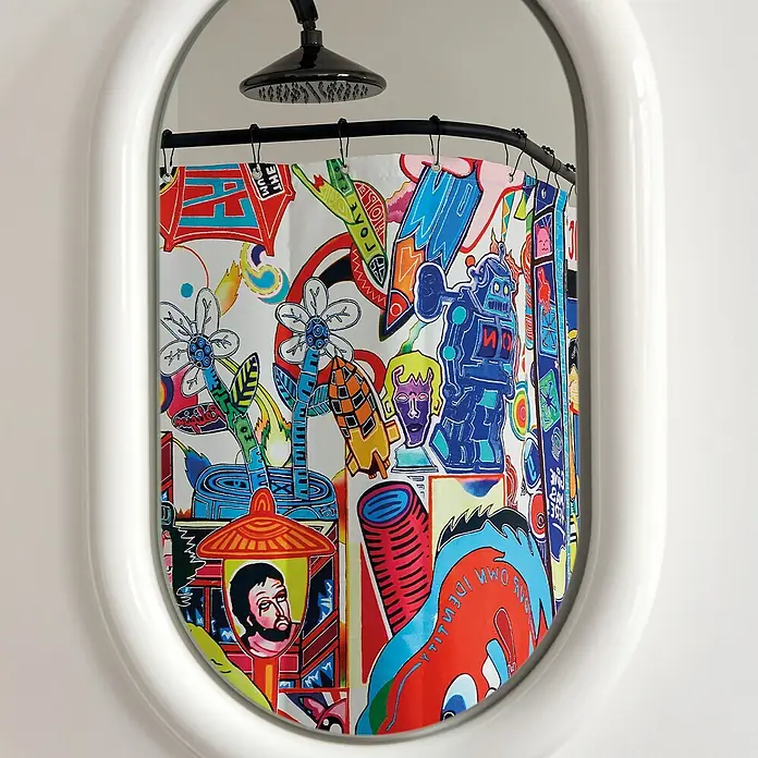 Tohaa Design Duschvorhang Love Story - Guive Khosravi -  - Vibranter, künstlerischer Duschvorhang mit farbenfrohem Grafikdesign, gerahmt von einem weißen Bogen, hängt an einer Duschstange.