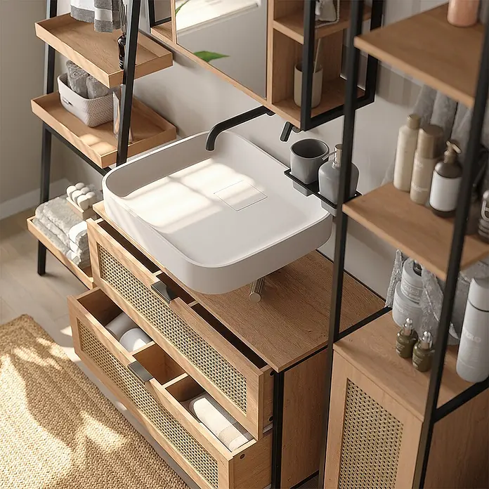 Vicco Badmöbel-Set - Eiche, Matt - Moderner Badezimmerwaschtisch mit weißem Waschbecken, schwarzem Wasserhahn und Holz-Rattan-Regalen mit schwarzem Metallrahmen.