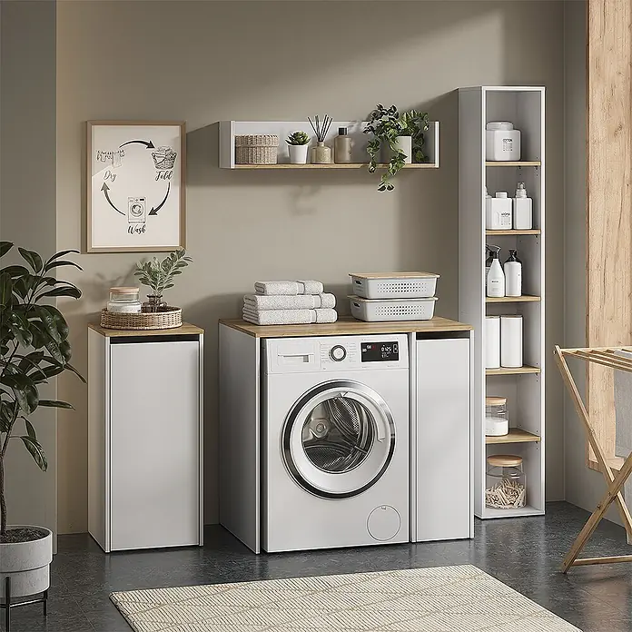 Vicco Badmöbel-Set Viktor, Weiß/Artisan-Eiche -  - Ein moderner Waschraum mit weißen Stauraumschränken, Arbeitsplatten in Holzoptik und einer Waschmaschine, der einen organisierten Raum zeigt.