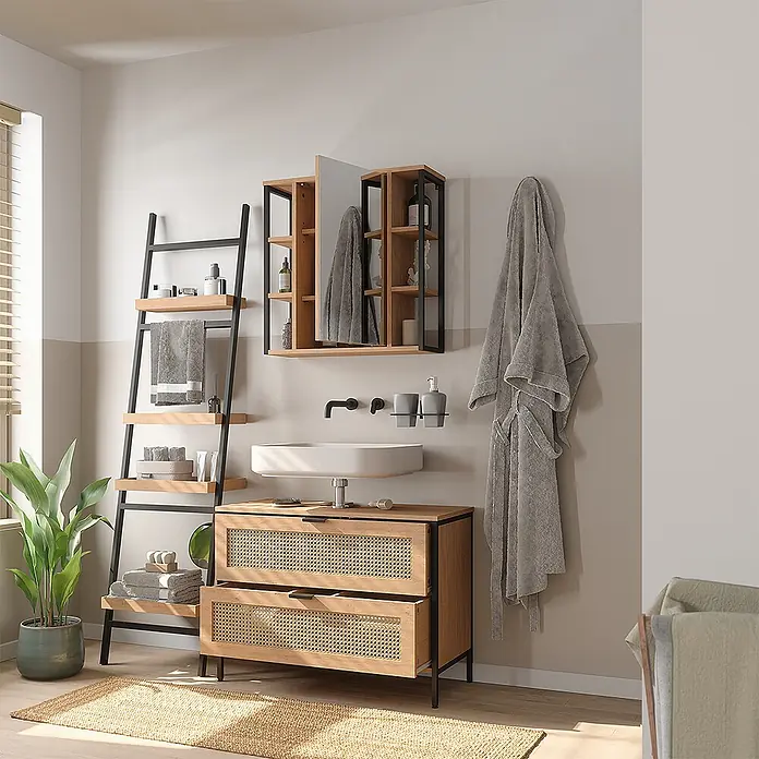 Vicco Badmöbel-Set - Eiche, Matt - Modernes Badezimmermöbel: heller Holzwaschtisch mit Rattan, passender Spiegelschrank & Leiterregal, schwarze Metallrahmen.