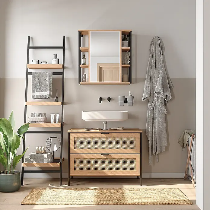 Vicco Badmöbel-Set - Eiche, Matt - Modernes Badezimmer mit Holzwaschtisch, Rattanfronten, weißem Waschbecken und Spiegelschrank mit offenen Regalen.