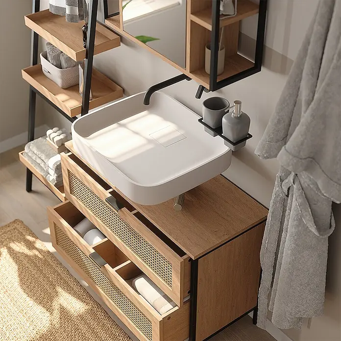 Vicco Badmöbel-Set - Eiche, Matt - Moderner Waschtisch mit weißem Waschbecken, schwarzem Wasserhahn und hellem Holzschrank mit Rattan-Schubladen, in modernem Bad.