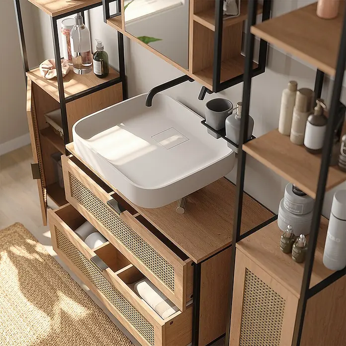 Vicco Badmöbel-Set - Eiche, Matt - Moderner Waschtisch- und Regalverbund aus hellem Holz und schwarzem Metall, mit weißem Waschbecken und Rattan-Schubladenfronten, in einem Badezimmer.
