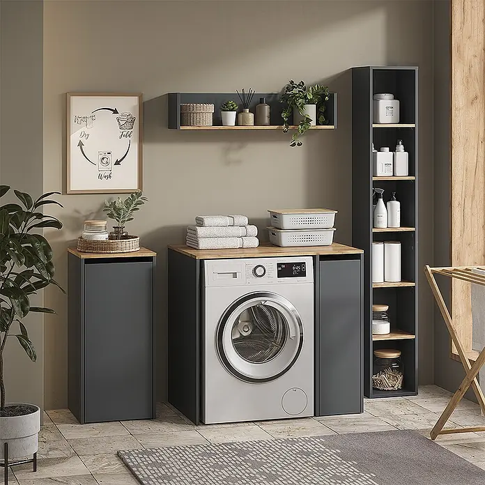 Vicco Badmöbel-Set Viktor, Anthrazit/Goldkraft Eiche -  - Moderne Waschküchenmöbel: dunkelgraue Schränke, Arbeitsplatten in Holzoptik, Waschmaschine, hohes Regal und Wäschekorb.