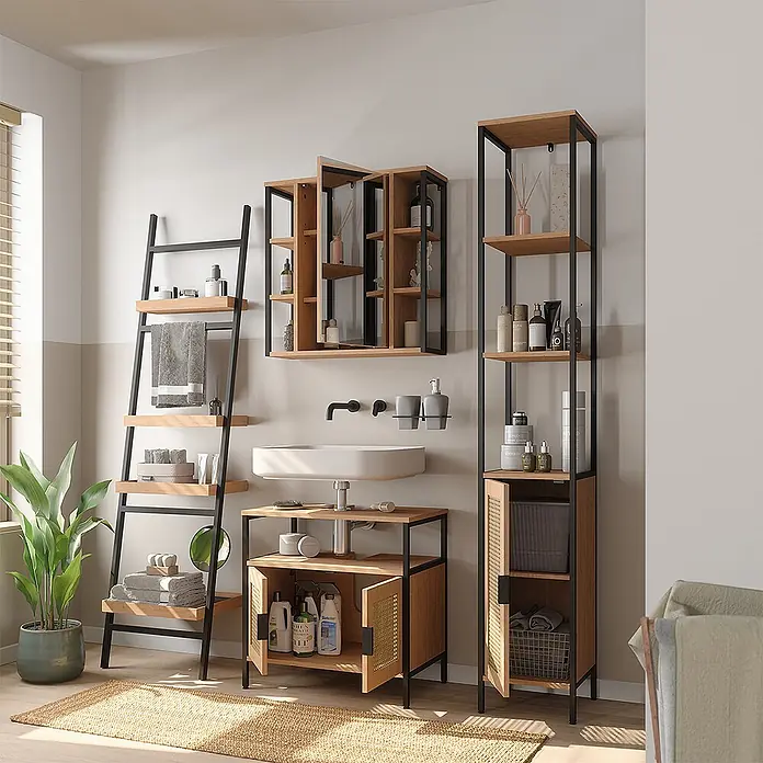 Vicco Badmöbel-Set - Eiche, Matt - Badmöbel-Set aus hellem Holz und schwarzem Metall mit Waschtisch, Leiterregal, Wandschrank und hohem Regal in einem gut organisierten Badezimmer.