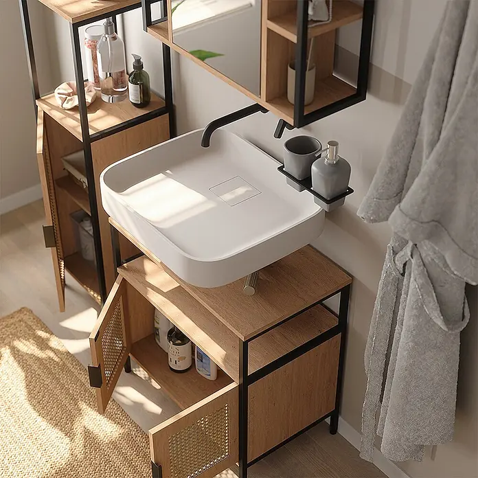 Vicco Badmöbel-Set - Eiche, Matt - Modernes Badmöbelset aus Naturholz und schwarzem Metall mit weißem Waschbecken, offenen Regalen und Schränken mit Rattangeflecht.