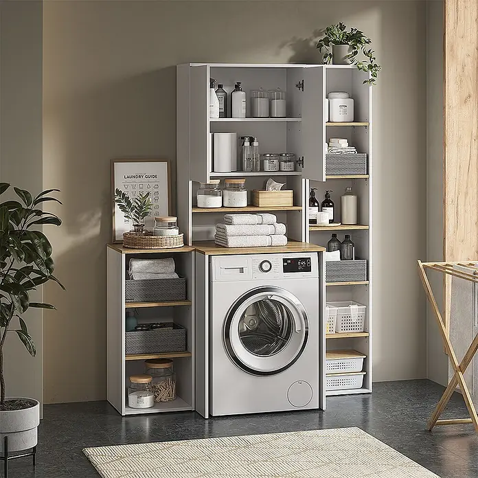 Vicco Badmöbel-Set Viktor, Weiß/Artisan-Eiche -  - Weißes Waschküchen-Schranksystem mit hellen Holzdetails, das eine Waschmaschine umschließt und viel Stauraum bietet.