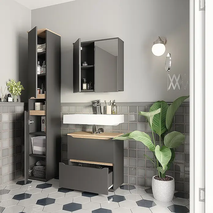 Badmöbel-Set Ruben 60.2 cm Anthrazit Art.-Nr. 65875 -  - Dunkelgraues Badmöbel-Set mit hellen Holzakzenten, bestehend aus Waschtischunterschrank, Hochschrank und Spiegelschrank, in einem modernen Bad.
