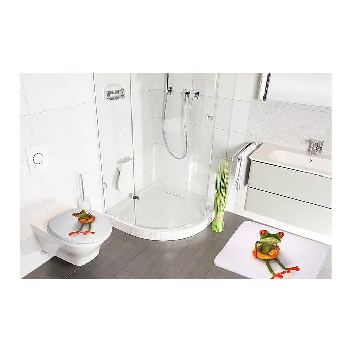 SANILO Badteppich Froggy 70 x 110 cm - 70 x 110 cm, Polyester, Grün - Toilettensitzbezug und Badematte mit leuchtendem Rotaugenfrosch-Motiv in einem modernen Badezimmer.