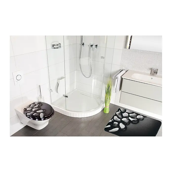 SANILO Badteppich Hot Stones 50 x 80 cm - 50 x 80 cm, Polyester, Grau - Passender WC-Sitz und Badematte im schwarzen Kieselstein-Design in einem modernen Badezimmer.