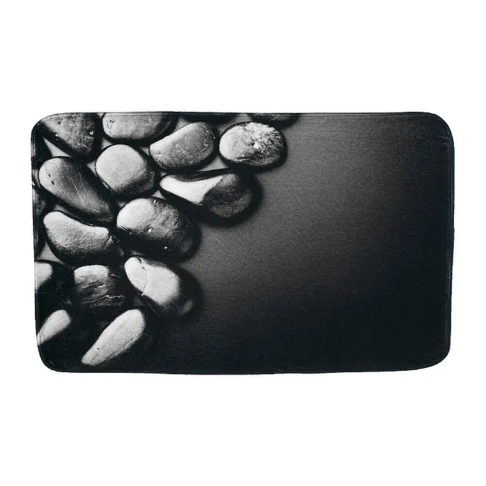 SANILO Badteppich Hot Stones 50 x 80 cm - 50 x 80 cm, Polyester, Grau - Schwarz-weiße Kieselsteinmuster Badematte mit dunklem Hintergrund.
