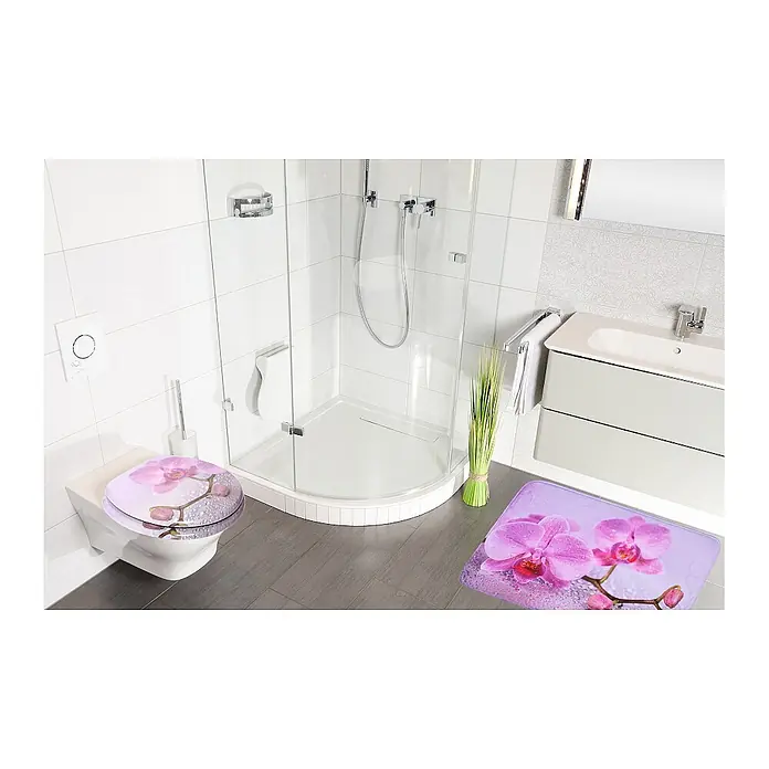 SANILO Badteppich Blooming 50 x 80 cm - 50 x 80 cm, Polyester, Rosa - Rosa Orchideen Toilettensitz und passende Badematte in einem modernen Badezimmer.