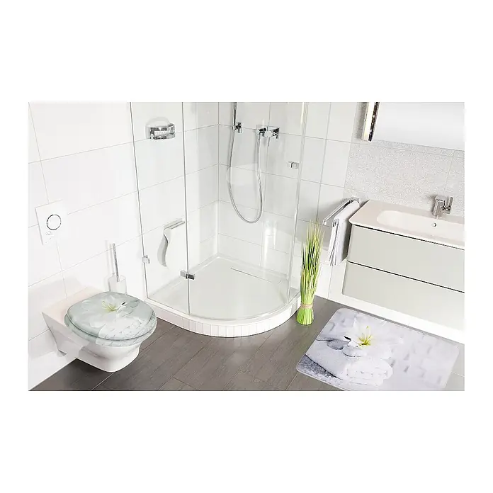 SANILO Badteppich Good Feeling 50 x 80 cm - 50 x 80 cm, Polyester, Weiß - Weißer Toilettensitz mit Lilienmotiv und passender Badematte in einem modernen Badezimmer.