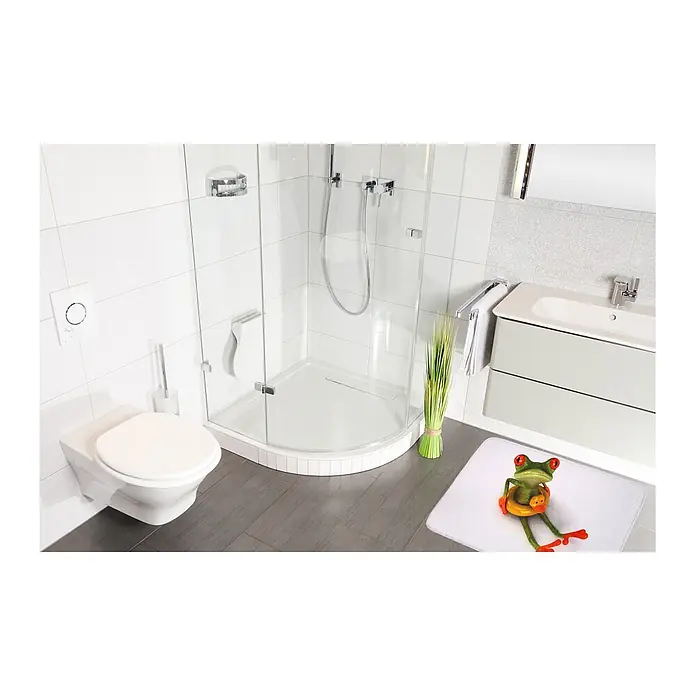 SANILO Badteppich Froggy 50 x 80 cm - 50 x 80 cm, Polyester, Grün - Modernes Bad mit Wand-WC, runder Glasdusche und grauem Waschtisch mit weißem Becken.
