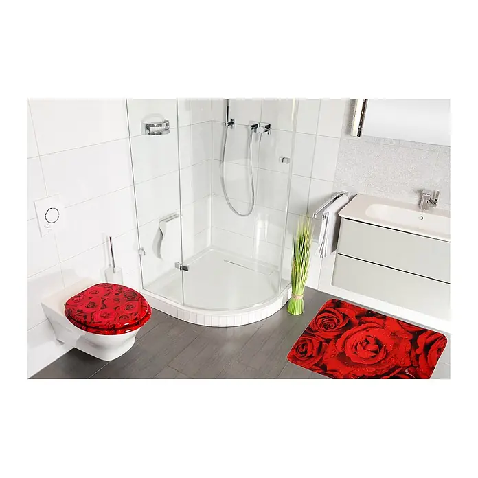 SANILO Badteppich Rosan 50 x 80 cm - 50 x 80 cm, Polyester, Rot - Toilettensitz und Badematte mit rotem Rosenmuster in einem modernen Badezimmer.