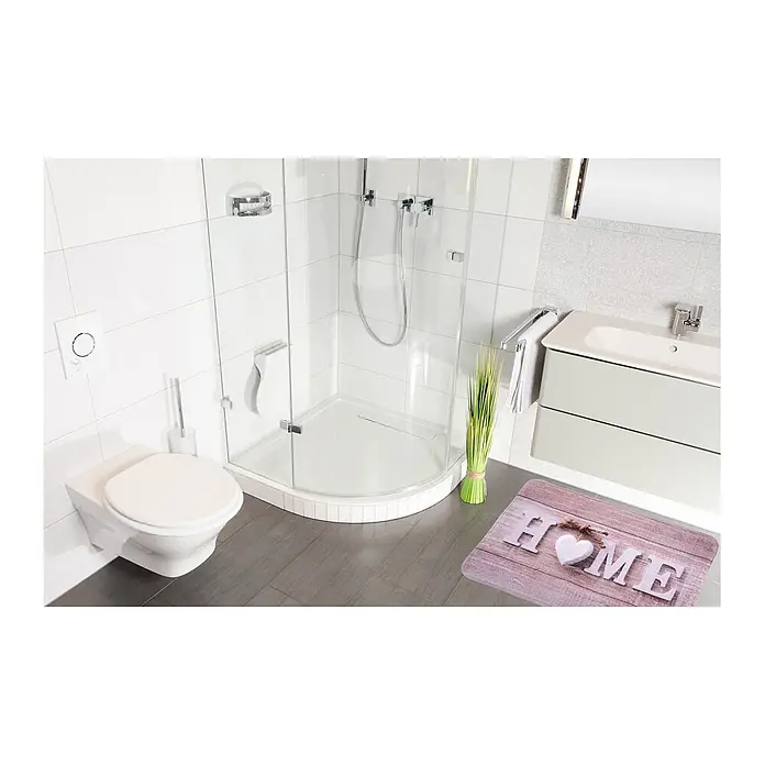 SANILO Badteppich Home 70 x 110 cm - 70 x 110 cm, Polyester, Braun - Rechteckige Badematte mit hellem Holz-Print, weißen "HOME"-Buchstaben und einem weißen Herz, auf einem Badezimmerboden.