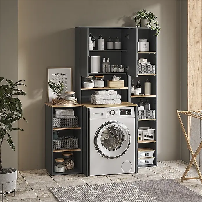 Vicco Badmöbel-Set Viktor, Anthrazit/Goldkraft Eiche -  - Dunkelgraues modulares Wäscheschranksystem mit heller Holzplatte, um eine weiße Waschmaschine für einen organisierten Waschraum.