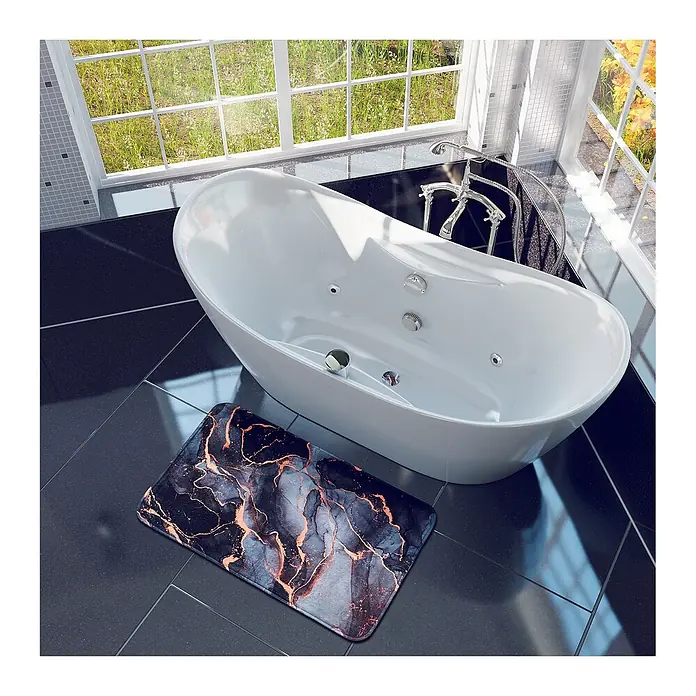 SANILO Badteppich Marmor Abstrakt 50 x 80 cm - 50 x 80 cm, Polyester, Grau - Rechteckige Badematte mit schwarzem, blauem und kupferfarbenem Marmormuster, auf dunklem Fliesenboden neben einer weißen Badewanne.