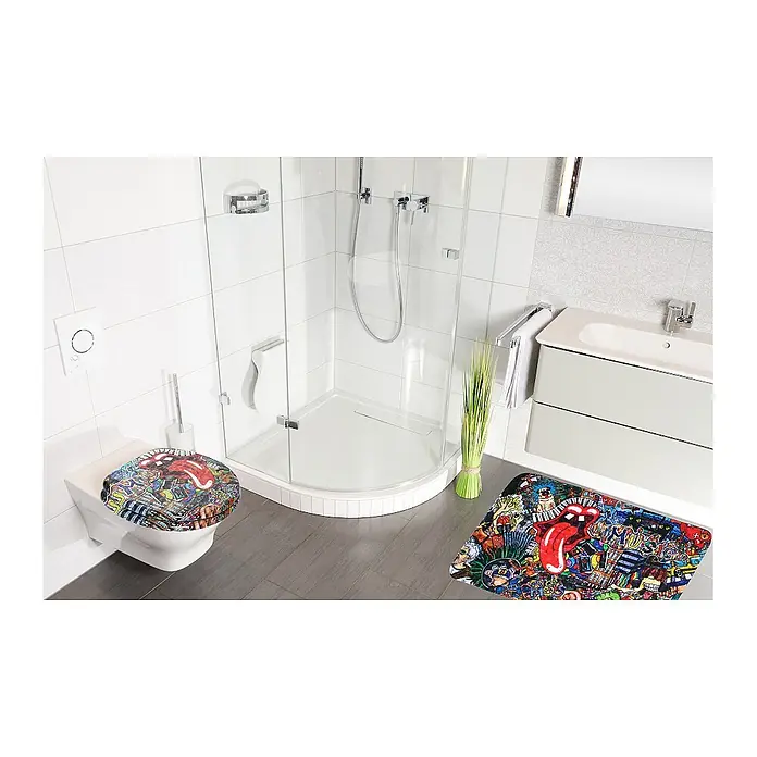 SANILO Badteppich Graffiti 50 x 80 cm - 50 x 80 cm, Polyester, Rot - Ein farbenfrohes Badset im Graffiti-Stil mit Rolling Stones Logo, bestehend aus Toilettensitzbezug und Badematte.
