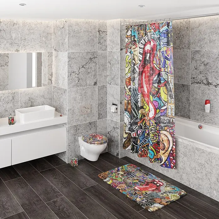 SANILO Badteppich Graffiti 50 x 80 cm - 50 x 80 cm, Polyester, Rot - Buntes Graffiti-Duschvorhang, Toilettensitz, Badematte und Accessoires beleben ein modernes Bad mit dunklem Holzboden.