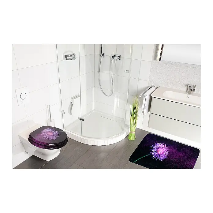 SANILO Badteppich Purple Dust 70 x 110 cm - 70 x 110 cm, Polyester, Lila - WC-Sitz und Badematte mit lila Blumendesign in einem modernen Badezimmer.