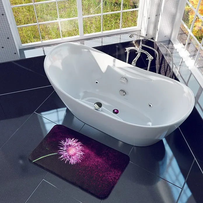 SANILO Badteppich Purple Dust 50 x 80 cm - 50 x 80 cm, Polyester, Lila - Dunkle lila Badematte mit großem pinkfarbenem Blumendesign liegt auf einem dunklen gefliesten Badezimmerboden.