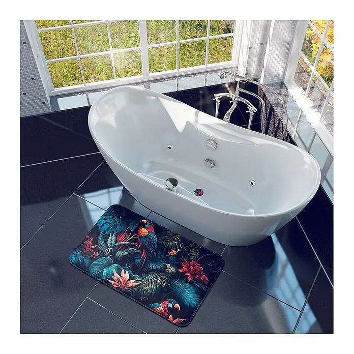 SANILO Badteppich Exotic 70 x 110 cm - 70 x 110 cm, Polyester, Grün - Eine dunkle tropische Badematte mit bunten Papageien und Laub, auf dunklem Fliesenboden neben einer weißen Badewanne.