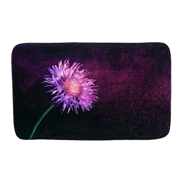 SANILO Badteppich Purple Dust 50 x 80 cm - 50 x 80 cm, Polyester, Lila - Lila Blumenmatte mit einer leuchtend violetten Blüte auf dunklem, strukturiertem Hintergrund.