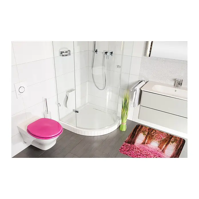 SANILO Badteppich Romantik 50 x 80 cm - 50 x 80 cm, Polyester, Rosa - Weißes WC mit leuchtend rosafarbenem Sitz in einem modernen Badezimmer.