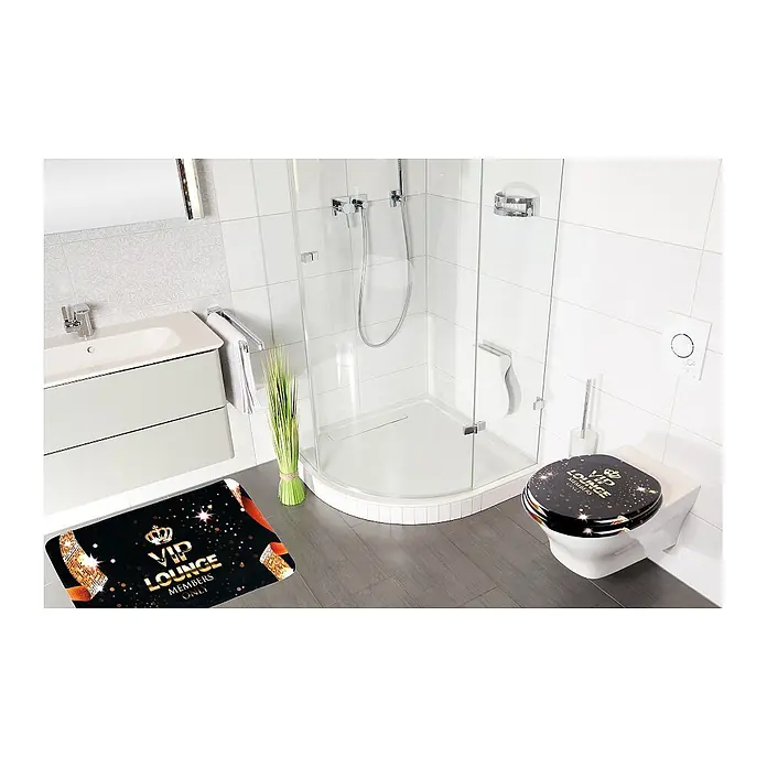 SANILO Badteppich rund VIP Lounge Ø 80 cm - 80 x 80 cm, Polyester, Goldfarben - Stilvoller schwarzer Toilettensitz und passende Badematte mit goldenem 'VIP LOUNGE MEMBERS ONLY' Design.