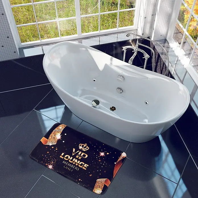 SANILO Badteppich rund VIP Lounge Ø 80 cm - 80 x 80 cm, Polyester, Goldfarben - Schwarze Badematte mit goldenem „VIP LOUNGE“-Text und -Design auf einem Badezimmerboden neben einer weißen Badewanne.