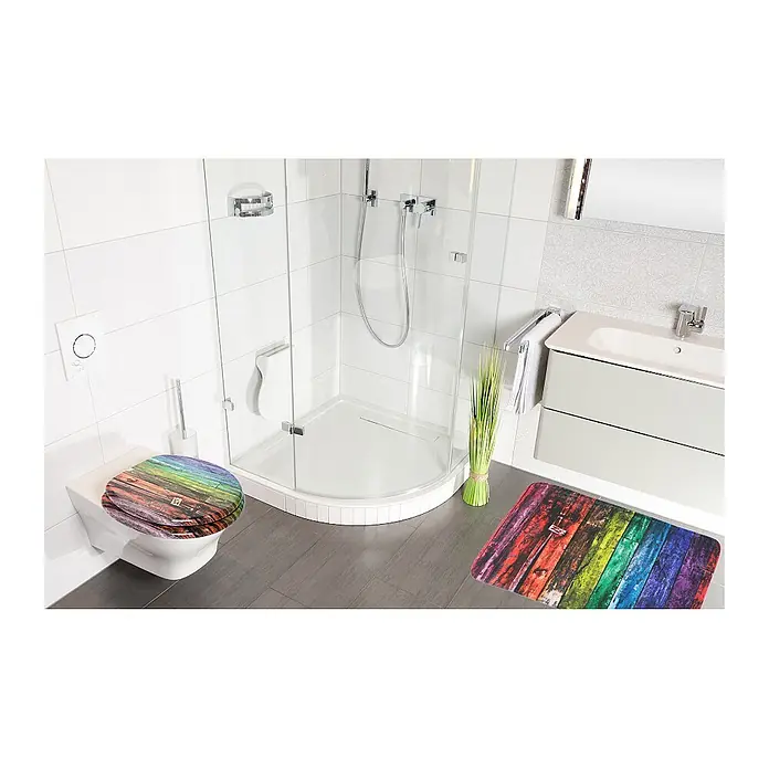 SANILO Badteppich Rainbow 70 x 110 cm - 70 x 110 cm, Polyester, Lila - Regenbogenfarbener Toilettensitz und passende Badematte im Holzplanken-Design in einem modernen Badezimmer.