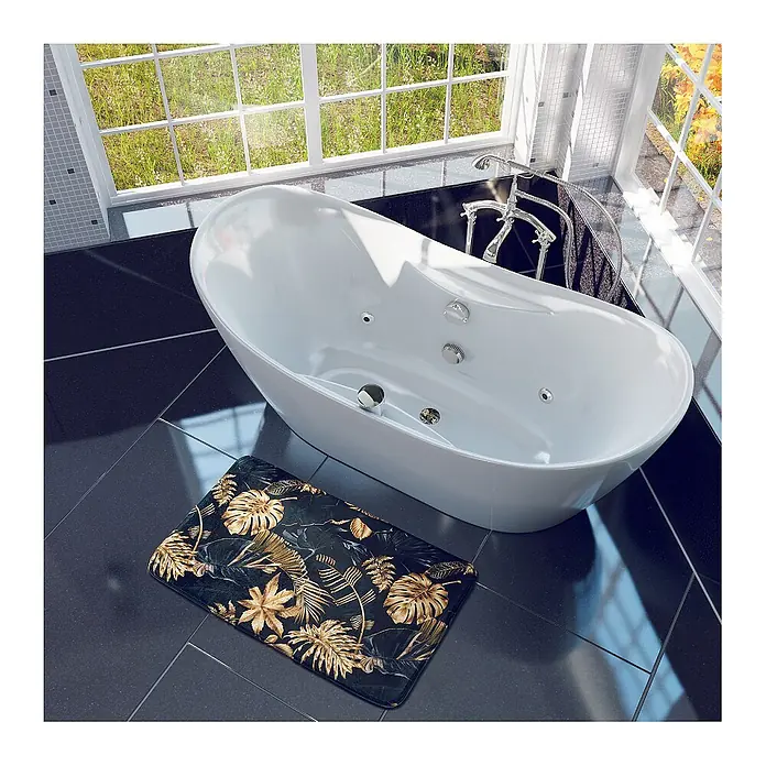 SANILO Badteppich Golden Leaves 70 x 110 cm - 70 x 110 cm, Polyester, Goldfarben - Schwarze Badematte mit goldenem Tropenblattmuster auf dunklem Fliesenboden neben einer weißen Badewanne.