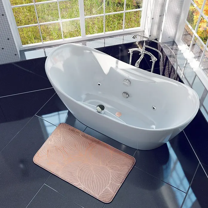 SANILO Badteppich Hosta 70 x 110 cm - 70 x 110 cm, Polyester, Beige - Roségoldene Badematte mit dezentem Blattmuster auf dunklem Fliesenboden neben einer weißen freistehenden Badewanne, von oben gesehen.