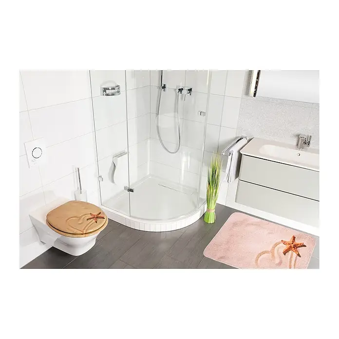 SANILO Badteppich Sandy 50 x 80 cm - 50 x 80 cm, Polyester, Braun - Strandthematischer Toilettensitz aus Holz und sandfarbene Badematte mit Seestern- und Herzmotiven im Badezimmer.