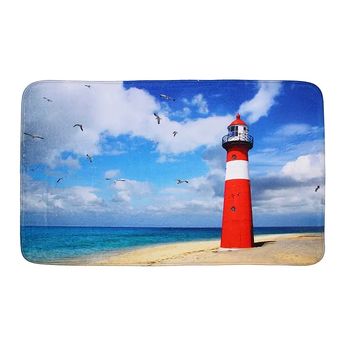 SANILO Badteppich Leuchtturm 70 x 110 cm - 70 x 110 cm, Polyester, Blau - Badematte mit rotem und weißem Leuchtturm am Sandstrand unter blauem Himmel mit Möwen.
