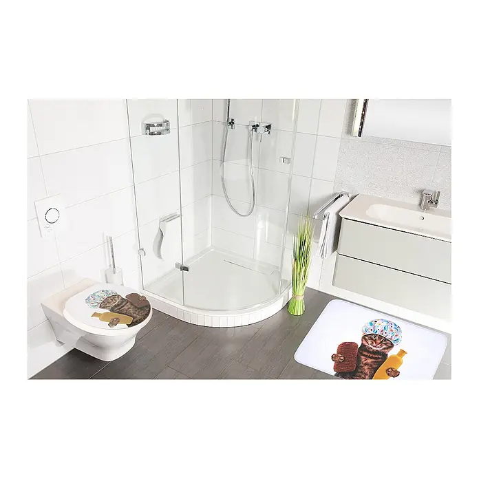 SANILO Badteppich Shower Cat 70 x 110 cm - 70 x 110 cm, Polyester, Braun - Toilettensitz und Badematte mit niedlichem Katzenmotiv (Duschhaube, Schwamm, Shampoo) in modernem Badezimmer.