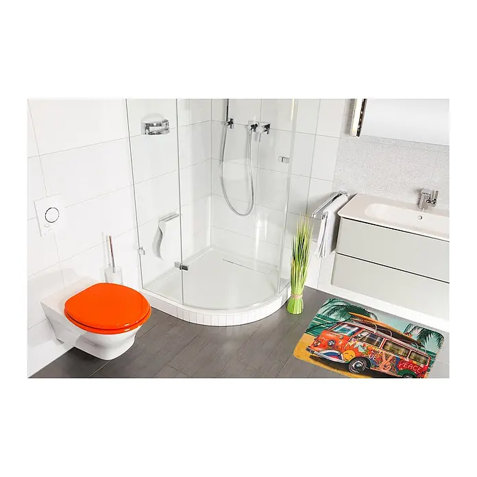 SANILO Badteppich Summer Bus 70 x 110 cm - 70 x 110 cm, Polyester, Orange - Oranger Toilettensitz aus Duroplast auf einer wandhängenden Toilette in einem modernen Bad.