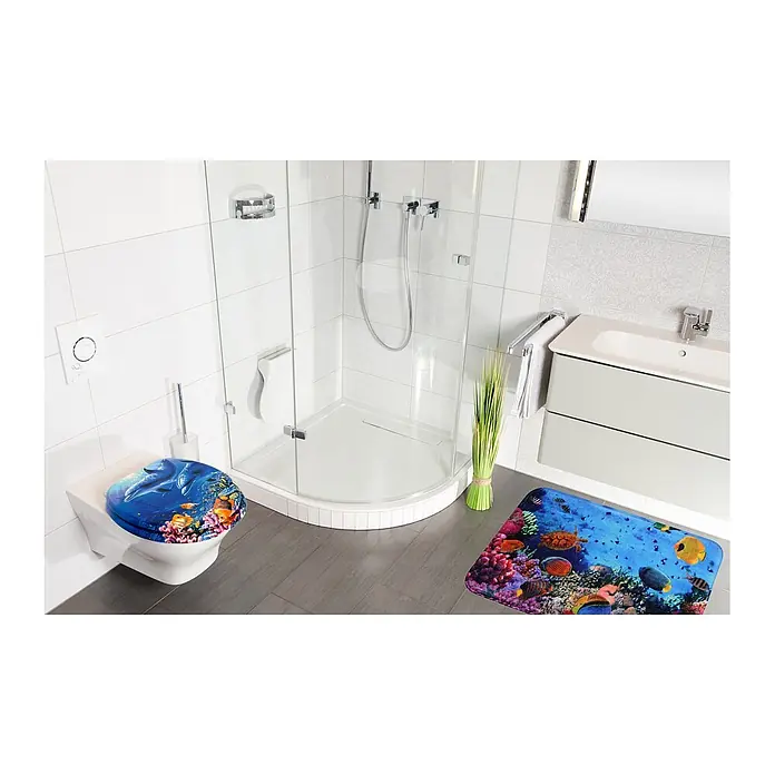 SANILO Badteppich Ocean 70 x 110 cm - 70 x 110 cm, Polyester, Blau - Ozeanisch gestalteter Toilettensitz mit Delfinen und bunte Badematte mit Fischen und Korallen im modernen Badezimmer.