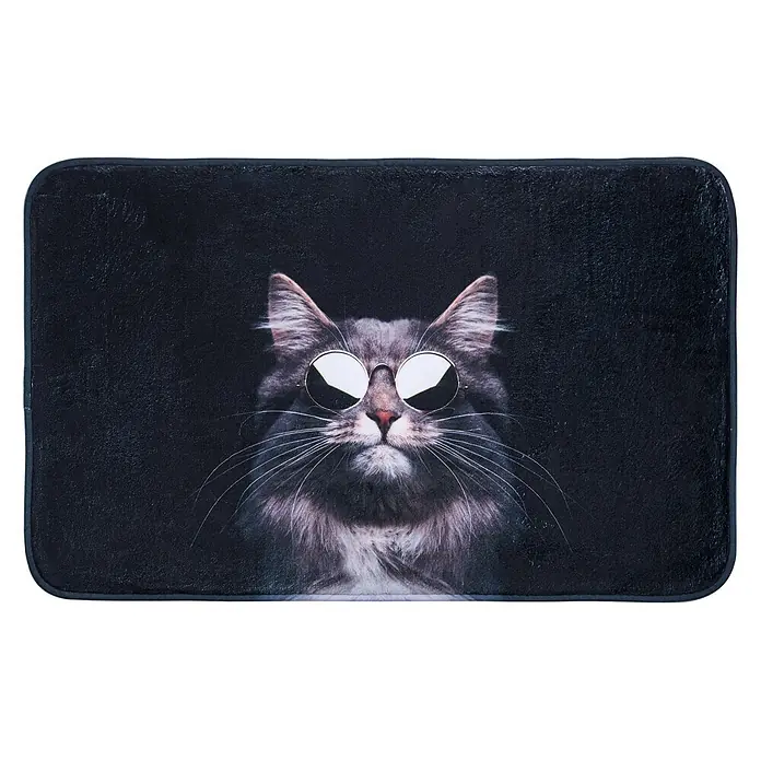 SANILO Badteppich Cool Cat 70 x 110 cm - 70 x 110 cm, Polyester, Schwarz - Rechteckige Fußmatte mit grauem Kater, der eine runde Sonnenbrille auf dunklem Hintergrund trägt.