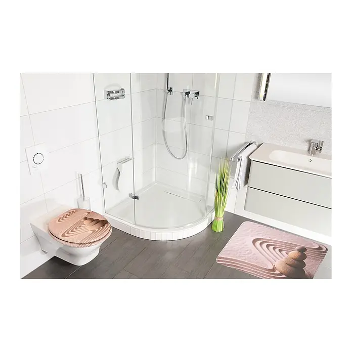 SANILO Badteppich Zen 50 x 80 cm - 50 x 80 cm, Polyester, Braun - Modernes Badezimmer mit einem hellbraun gemusterten Toilettensitz und einer Zen-Garten-Badematte.