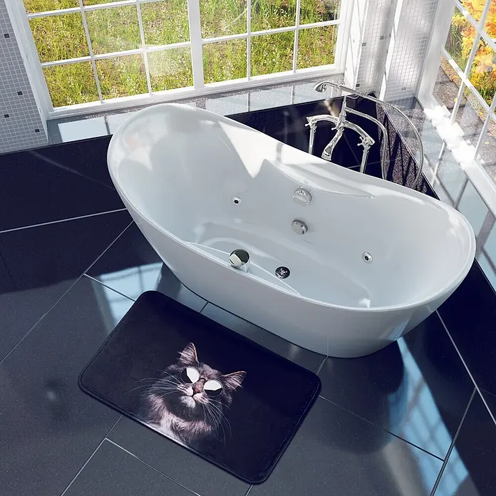 SANILO Badteppich Cool Cat 70 x 110 cm - 70 x 110 cm, Polyester, Schwarz - Weiße freistehende Badewanne und schwarze Badematte mit Sonnenbrillen-Katze in modernem gefliesten Bad.