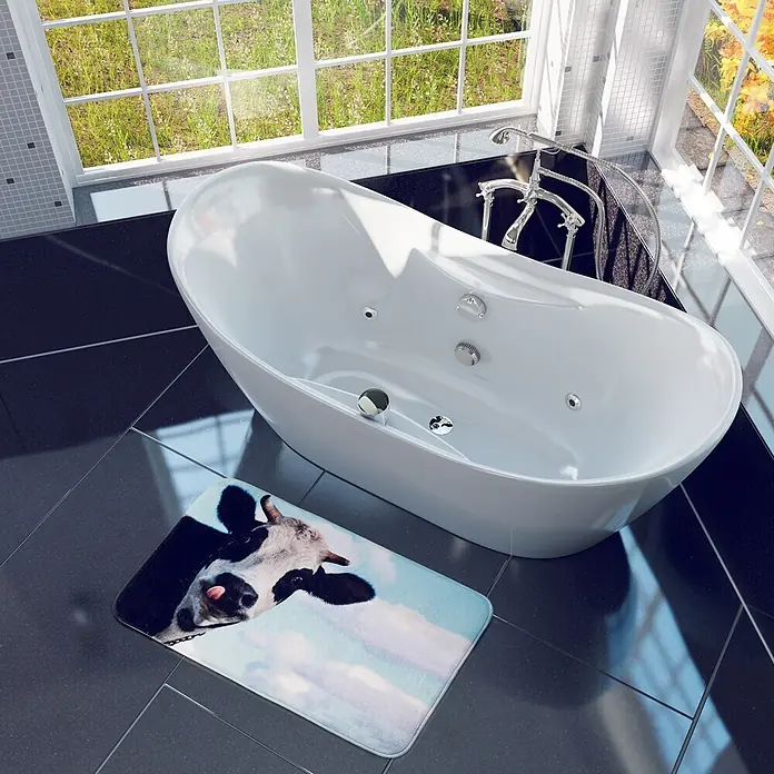 SANILO Badteppich Kuh 50 x 80 cm - 50 x 80 cm, Polyester, Schwarz - Badematte mit schwarz-weißem Kuhkopf auf blauem Himmel, neben einer weißen Badewanne.