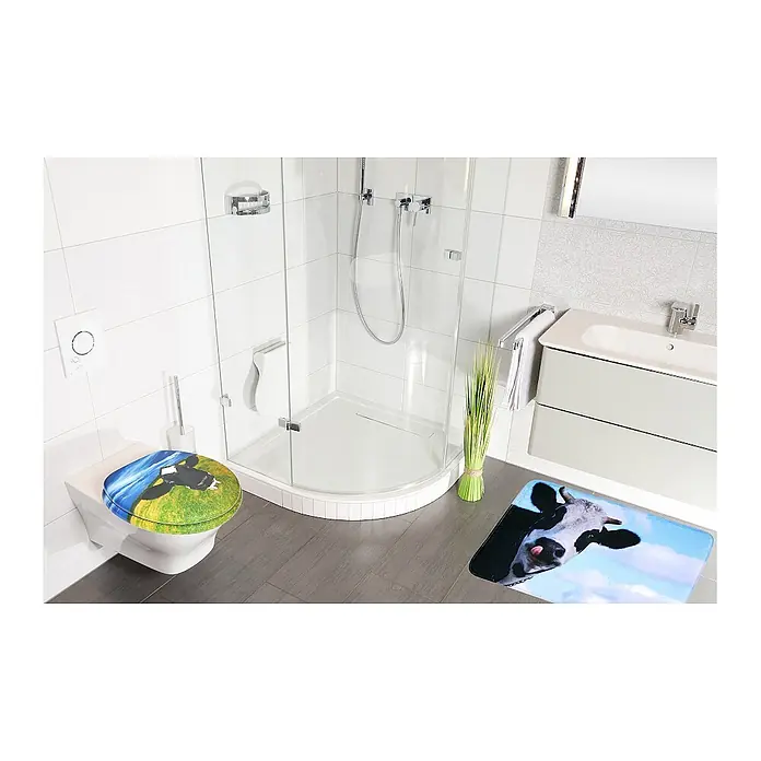 SANILO Badteppich Kuh 50 x 80 cm - 50 x 80 cm, Polyester, Schwarz - WC-Sitz mit Kuh-Motiv und Badematte mit Kuhgesicht in einem modernen Badezimmer.