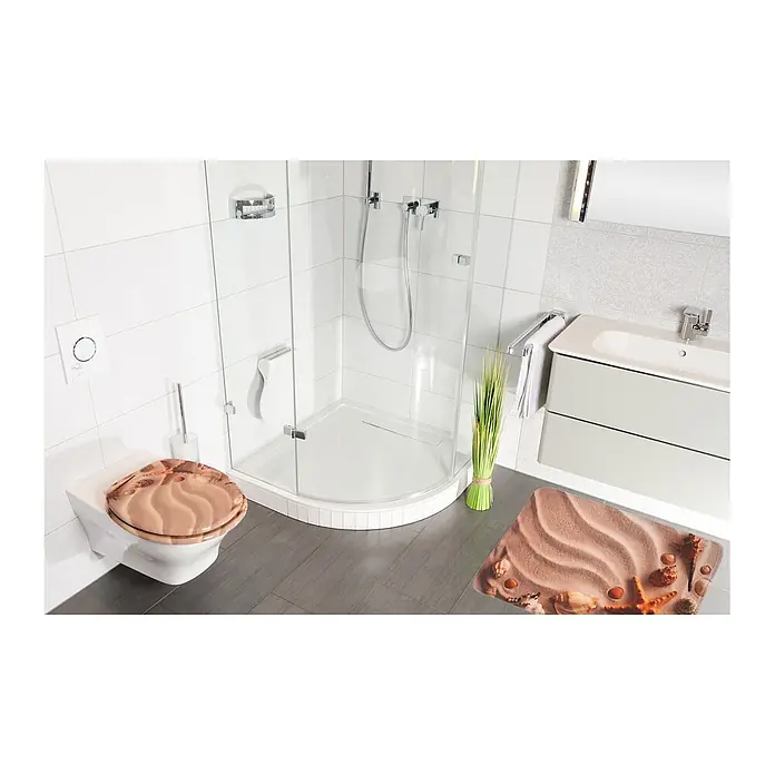 SANILO Badteppich Sanibel 50 x 80 cm - 50 x 80 cm, Polyester, Braun - Toilette mit sandfarbenem Sitz und passender Badvorleger mit Muscheln in modernem Bad.